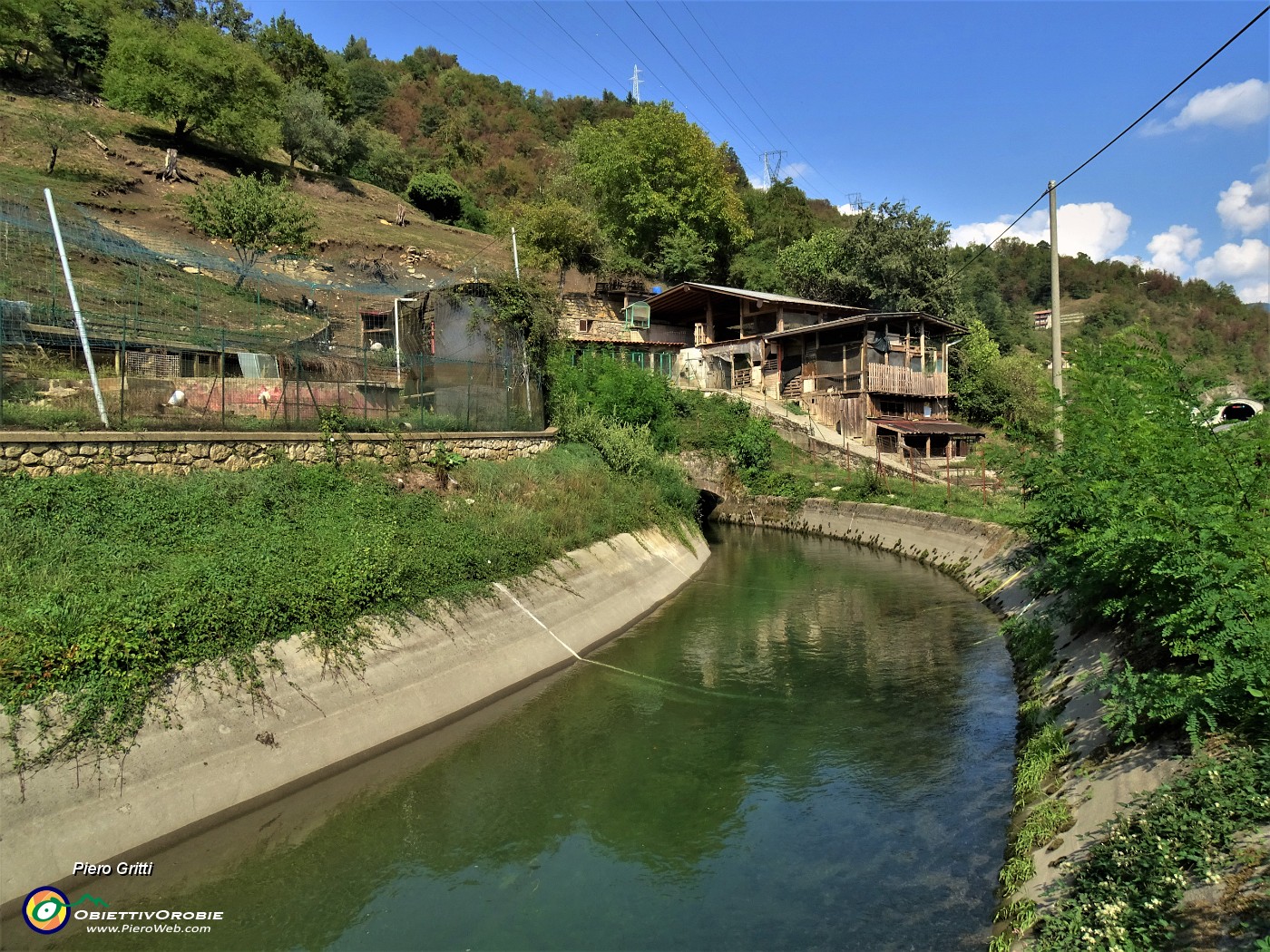 70 Qui attraversiamo il canale su ponticello.JPG